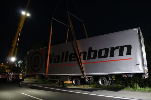 Vollsperrung der Autobahn A1 für LKW-Bergung nach Unfall in Richtung Osnabrück