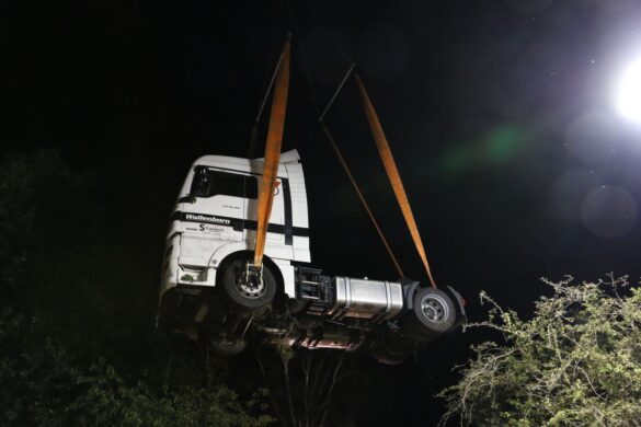Vollsperrung der Autobahn A1 für LKW-Bergung nach Unfall in Richtung Osnabrück