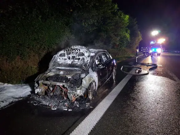 PKW brennt auf Autobahn A33 nahe Osnabrück aus