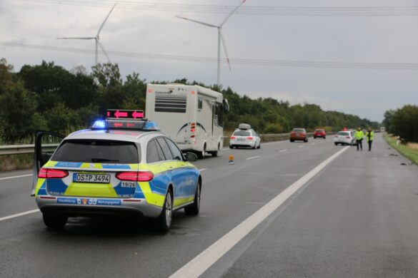 LKW mit Anhänger kippt nach Zusammenstoß in den Graben der Autobahn A1