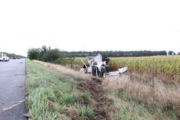 LKW mit Anhänger kippt nach Zusammenstoß in den Graben der Autobahn A1