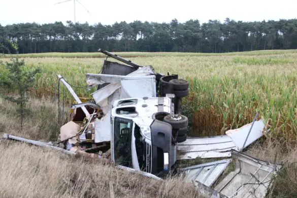 LKW mit Anhänger kippt nach Zusammenstoß in den Graben der Autobahn A1