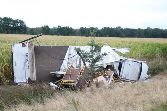LKW mit Anhänger kippt nach Zusammenstoß in den Graben der Autobahn A1