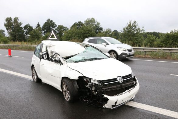 LKW mit Anhänger kippt nach Zusammenstoß in den Graben der Autobahn A1
