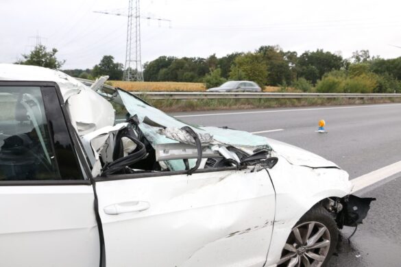 LKW mit Anhänger kippt nach Zusammenstoß in den Graben der Autobahn A1