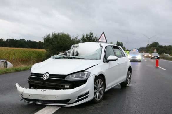 LKW mit Anhänger kippt nach Zusammenstoß in den Graben der Autobahn A1
