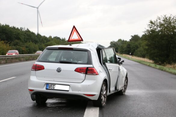 LKW mit Anhänger kippt nach Zusammenstoß in den Graben der Autobahn A1