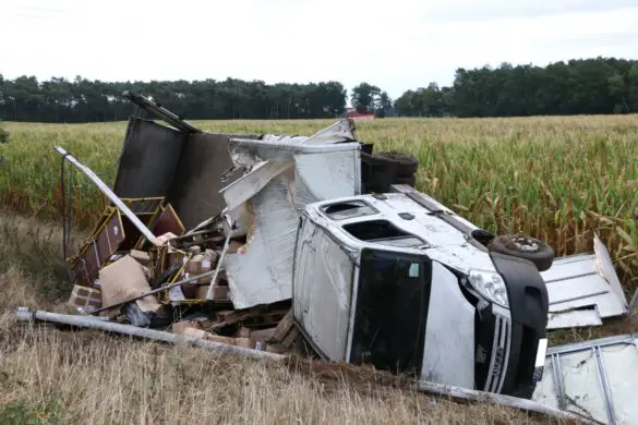 LKW mit Anhänger kippt nach Zusammenstoß in den Graben der Autobahn A1