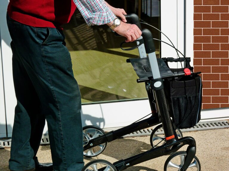 Rentner mit Rollator
