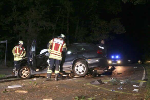 PKW prallt in Bad Laer frontal gegen Baum