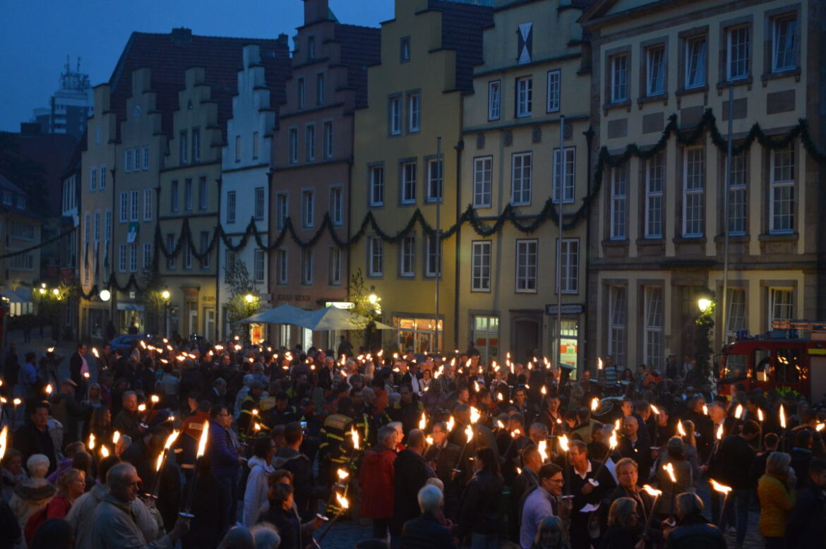 Start des Fackelumzugs der Heger Laischaft auf dem Marktplatz vor dem Rathaus