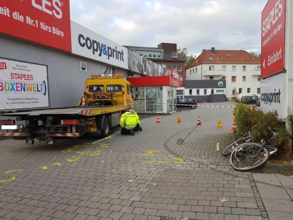 Radfahrerin in Osnabrück auf Gehweg von LKW erfasst