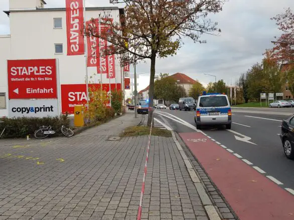 Radfahrerin in Osnabrück auf Gehweg von LKW erfasst