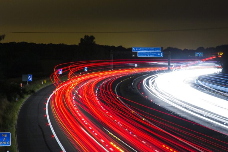 Autobahn bei Nacht