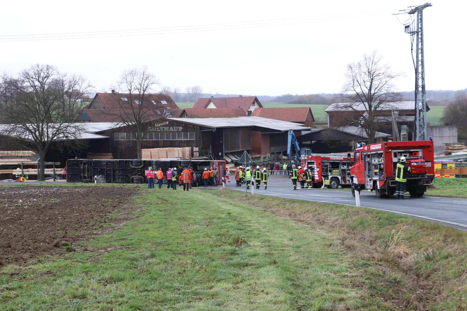2018-12-01_Uebung-MANV-Bus-umgekippt_Melle-Landkreis-Osnabrueck_001 Fahrzeugbrand und Busunfall - Einsatzübung in Melle