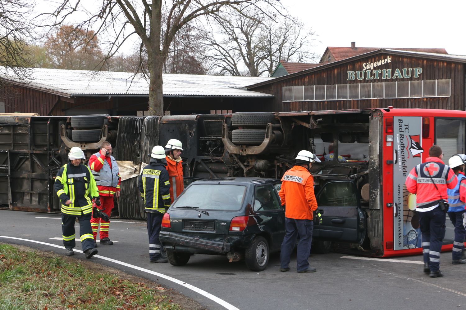 2018-12-01_Uebung-MANV-Bus-umgekippt_Melle-Landkreis-Osnabrueck_003 Fahrzeugbrand und Busunfall - Einsatzübung in Melle