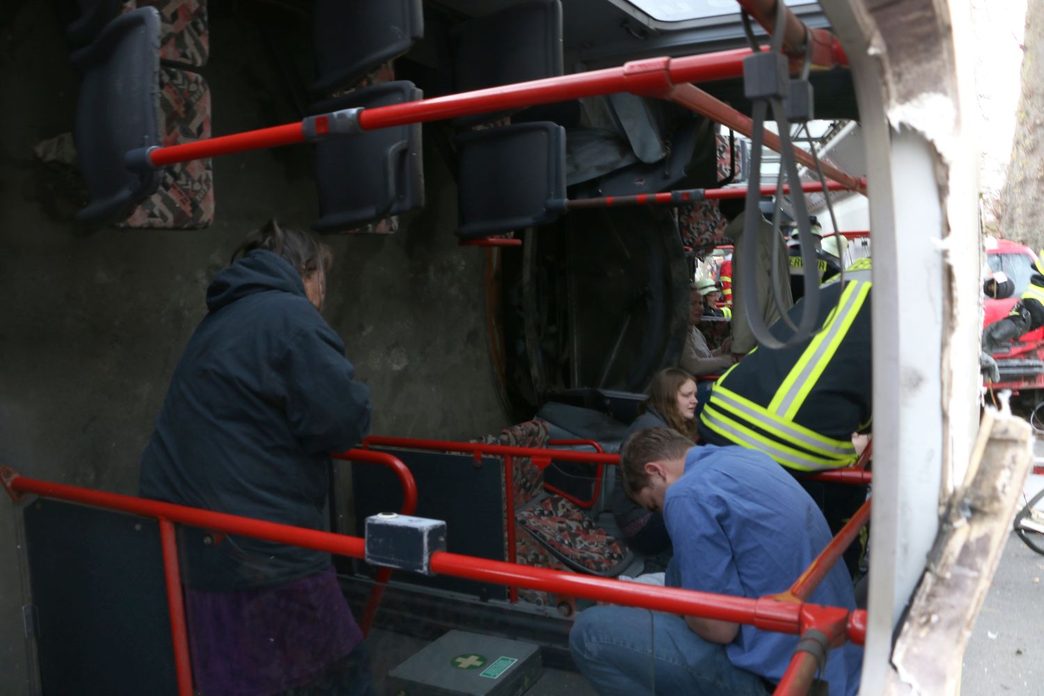 2018-12-01_Uebung-MANV-Bus-umgekippt_Melle-Landkreis-Osnabrueck_005 Fahrzeugbrand und Busunfall - Einsatzübung in Melle