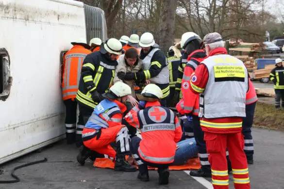 Fahrzeugbrand und Busunfall - Einsatzübung in Melle