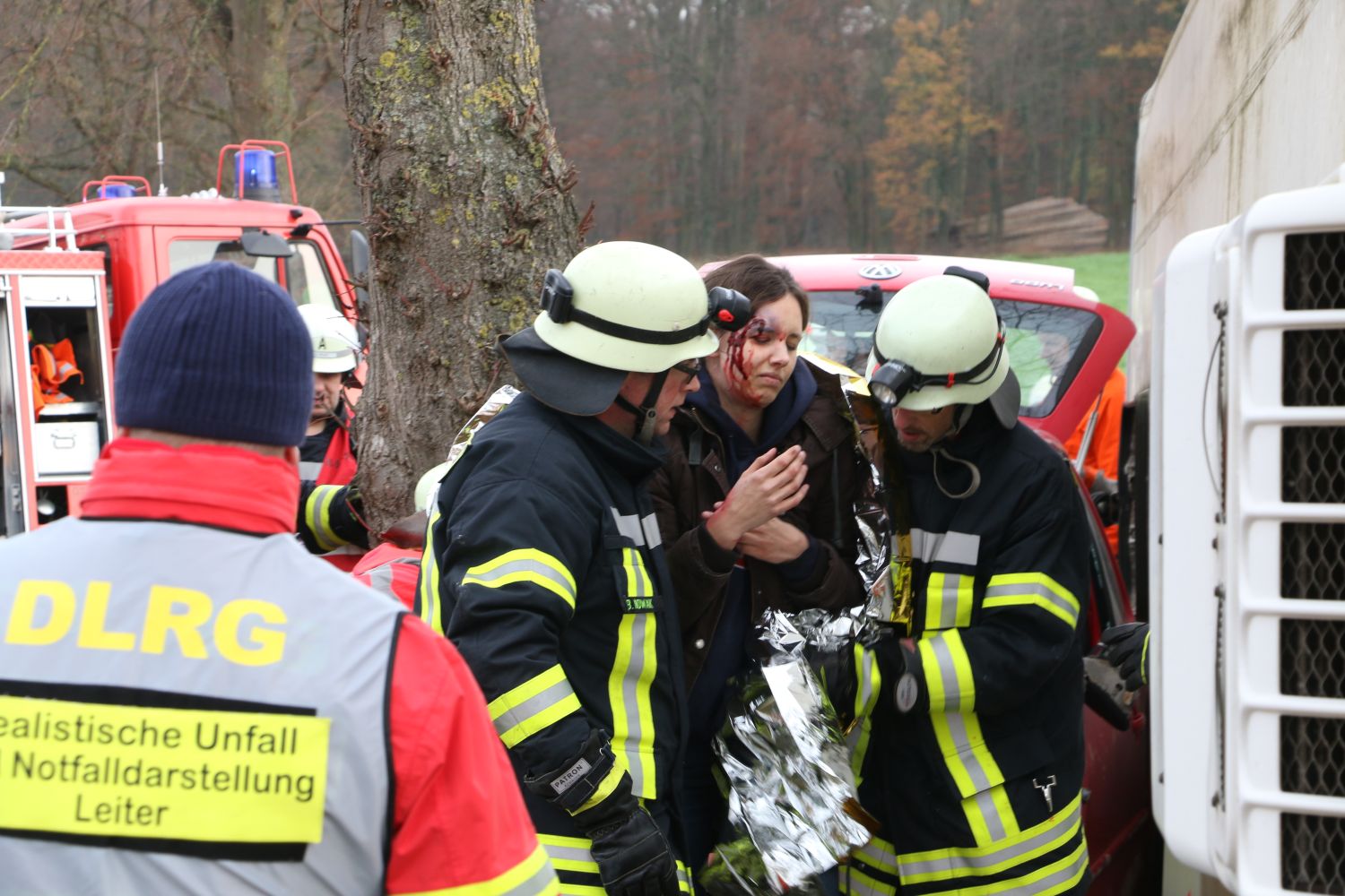 2018-12-01_Uebung-MANV-Bus-umgekippt_Melle-Landkreis-Osnabrueck_010 Fahrzeugbrand und Busunfall - Einsatzübung in Melle