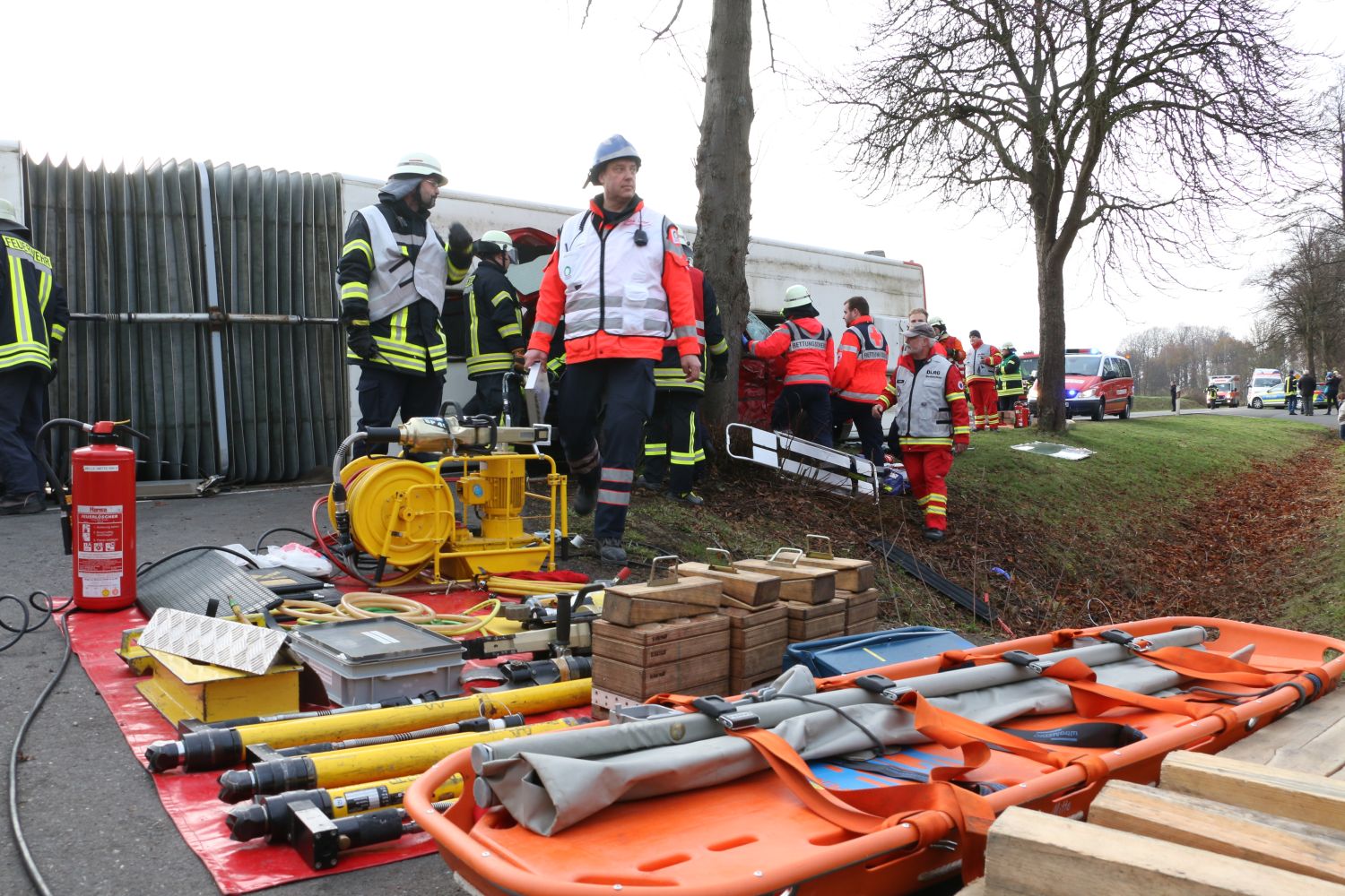 2018-12-01_Uebung-MANV-Bus-umgekippt_Melle-Landkreis-Osnabrueck_012 Fahrzeugbrand und Busunfall - Einsatzübung in Melle