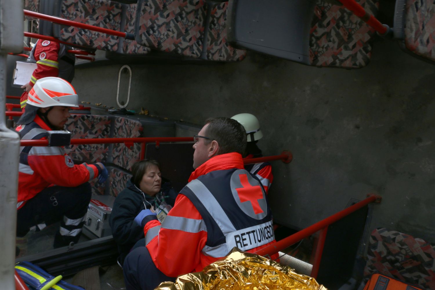 2018-12-01_Uebung-MANV-Bus-umgekippt_Melle-Landkreis-Osnabrueck_014 Fahrzeugbrand und Busunfall - Einsatzübung in Melle