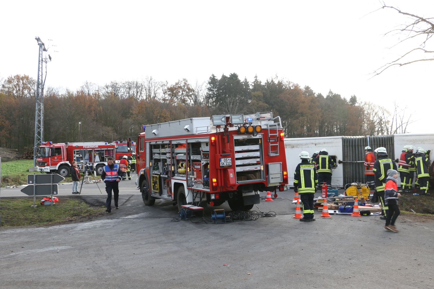 2018-12-01_Uebung-MANV-Bus-umgekippt_Melle-Landkreis-Osnabrueck_015 Fahrzeugbrand und Busunfall - Einsatzübung in Melle