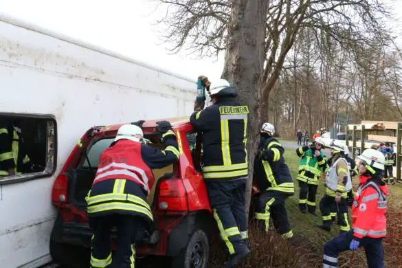 Fahrzeugbrand und Busunfall - Einsatzübung in Melle