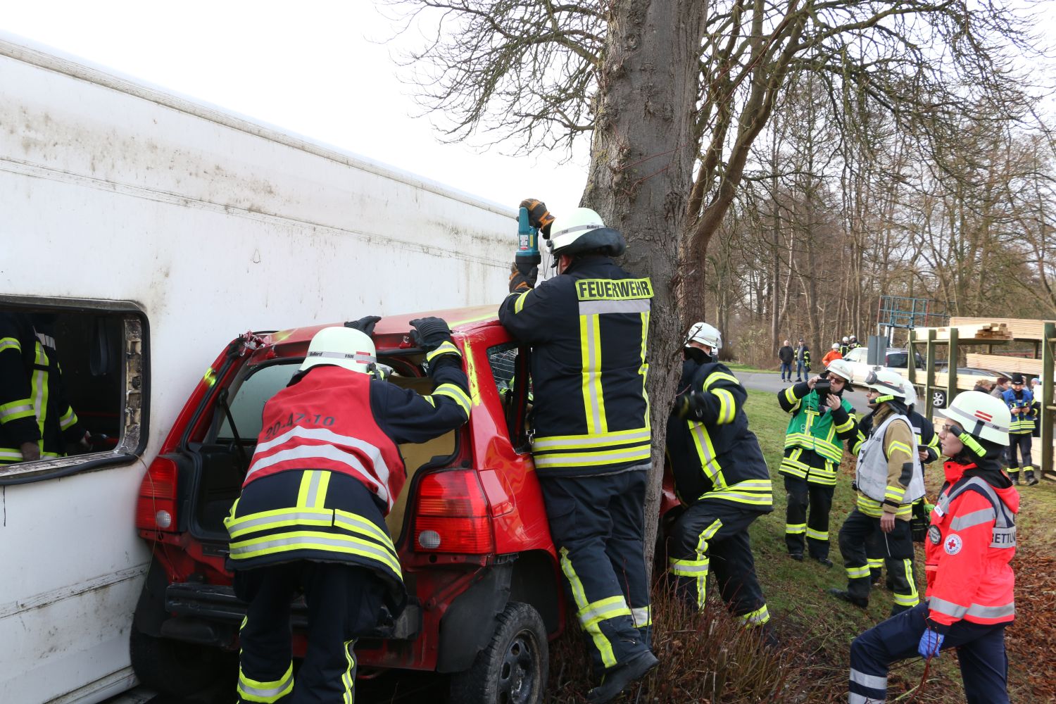 2018-12-01_Uebung-MANV-Bus-umgekippt_Melle-Landkreis-Osnabrueck_017 Fahrzeugbrand und Busunfall - Einsatzübung in Melle