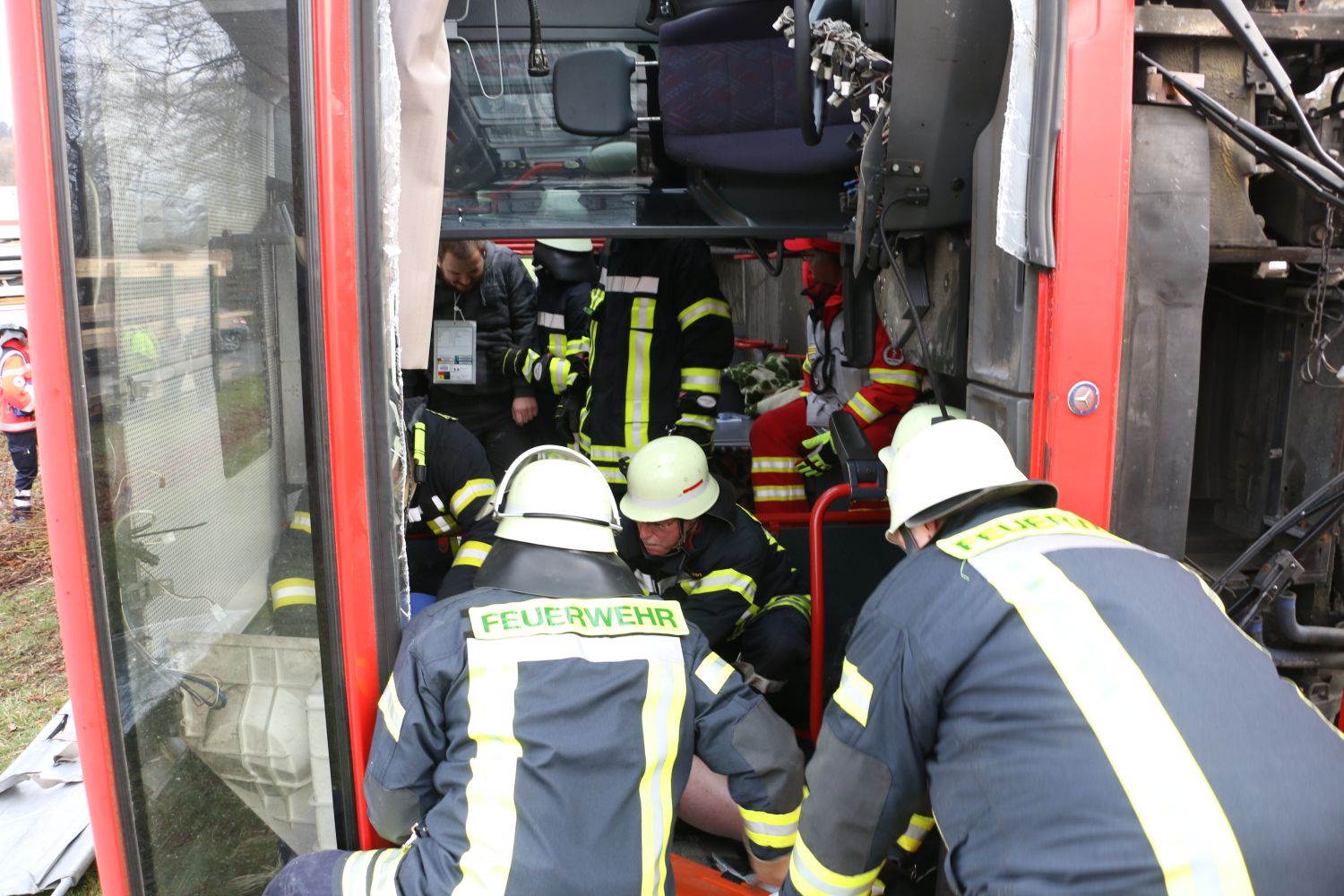 2018-12-01_Uebung-MANV-Bus-umgekippt_Melle-Landkreis-Osnabrueck_020 Fahrzeugbrand und Busunfall - Einsatzübung in Melle