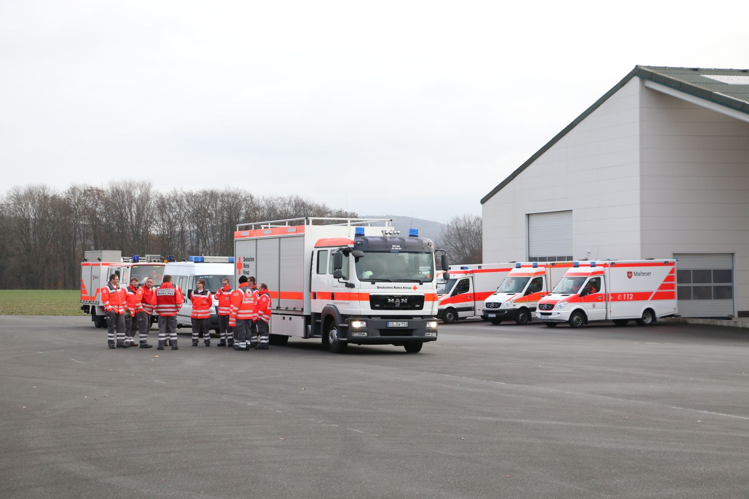 2018-12-01_Uebung-MANV-Bus-umgekippt_Melle-Landkreis-Osnabrueck_022 Fahrzeugbrand und Busunfall - Einsatzübung in Melle