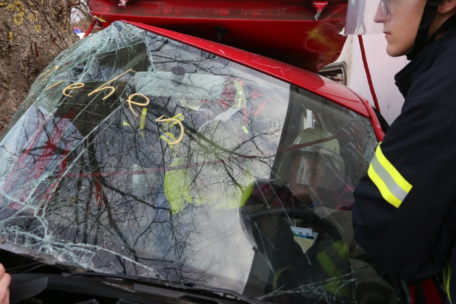 2018-12-01_Uebung-MANV-Bus-umgekippt_Melle-Landkreis-Osnabrueck_023 Fahrzeugbrand und Busunfall - Einsatzübung in Melle