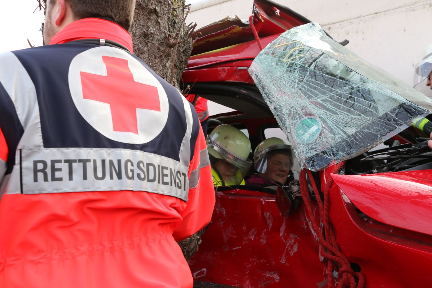 2018-12-01_Uebung-MANV-Bus-umgekippt_Melle-Landkreis-Osnabrueck_024 Fahrzeugbrand und Busunfall - Einsatzübung in Melle