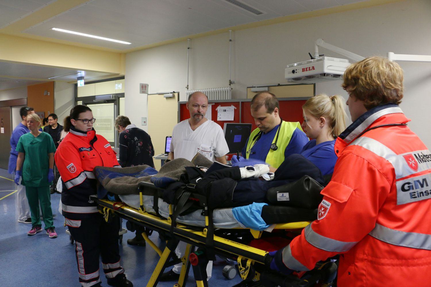 2018-12-01_Uebung-MANV-Bus-umgekippt_Melle-Landkreis-Osnabrueck_026 Fahrzeugbrand und Busunfall - Einsatzübung in Melle