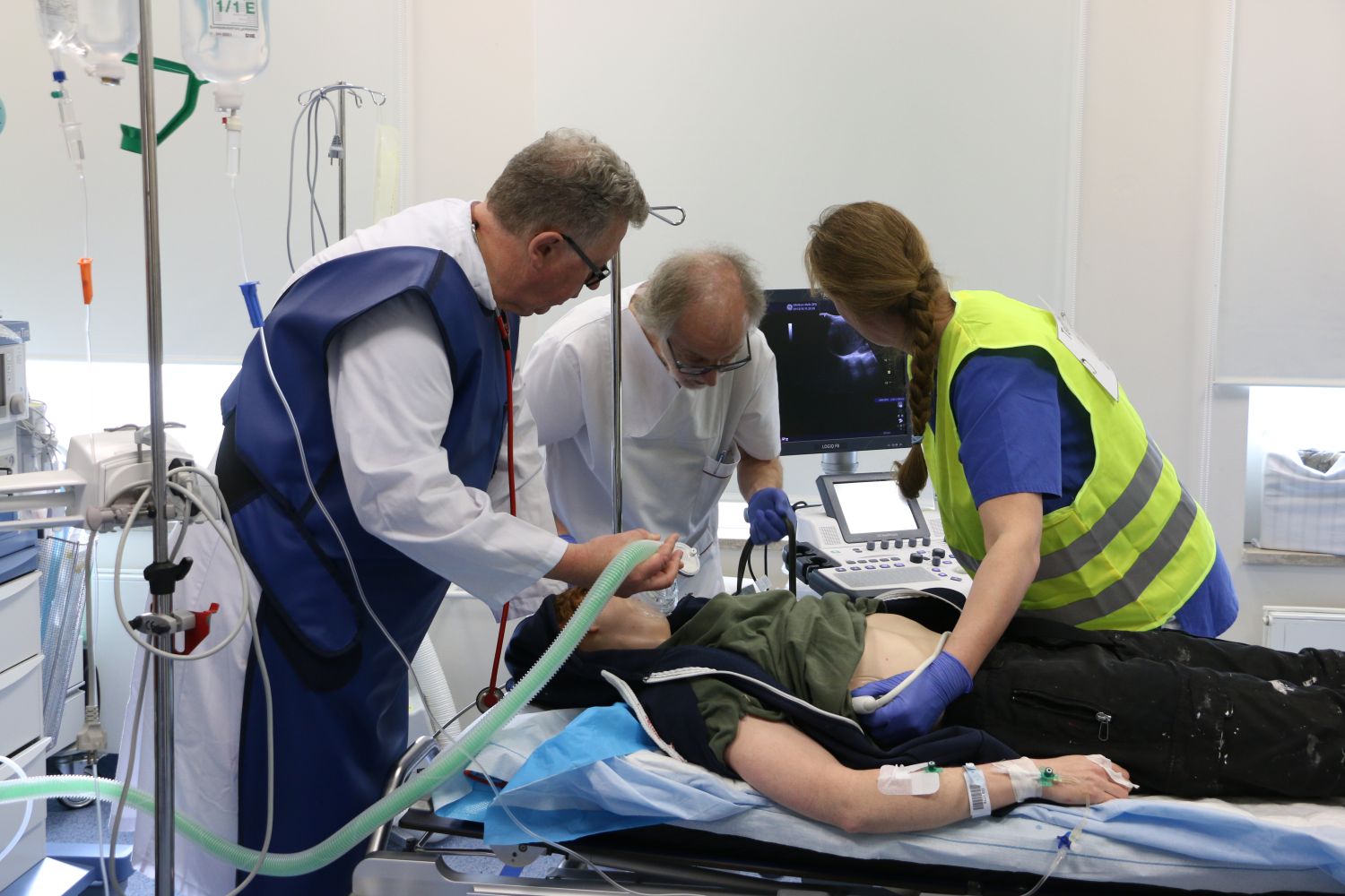 2018-12-01_Uebung-MANV-Bus-umgekippt_Melle-Landkreis-Osnabrueck_028 Fahrzeugbrand und Busunfall - Einsatzübung in Melle