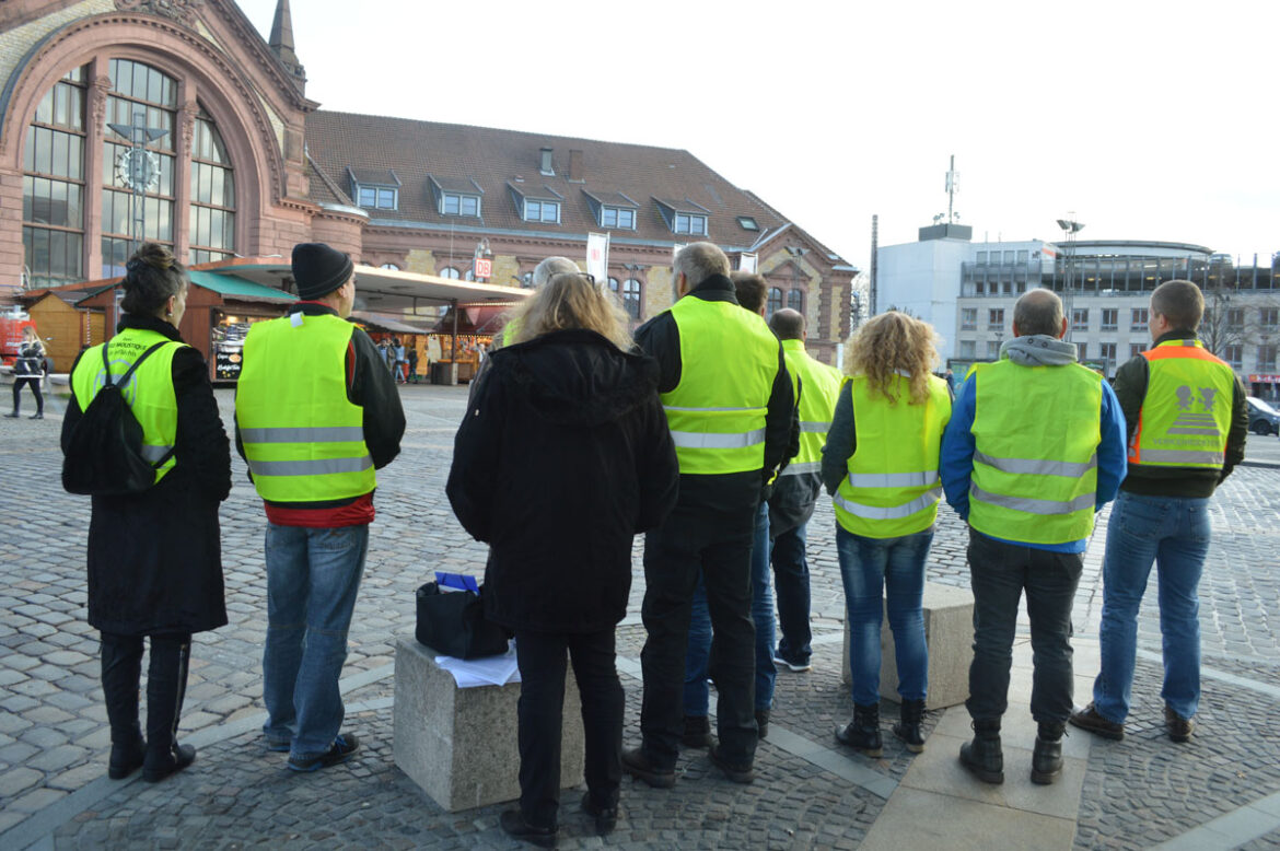 Gelbe Westen vor dem Hauptbahnhof Osnabrück