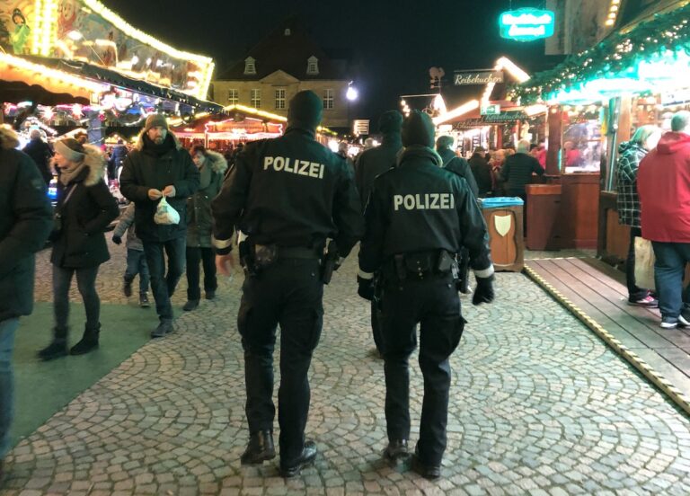Polizei auf dem Weihnachtsmarkt, Osnabrück in Altstadt