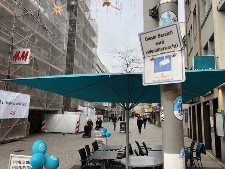 Hinweis auf Videoüberwachung in der Fußgängerzone Große Straße in Osnabrück