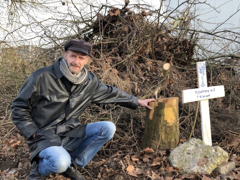 Ralf Florian vor einem gefällten Baum