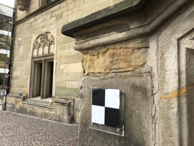 Vermessungstafel am Rathaus