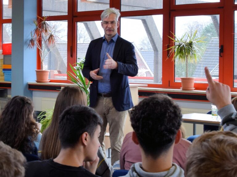 Mathias Middelberg in der Gesamtschule Schinkel
