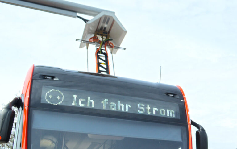 Elektrobus "tankt" Strom