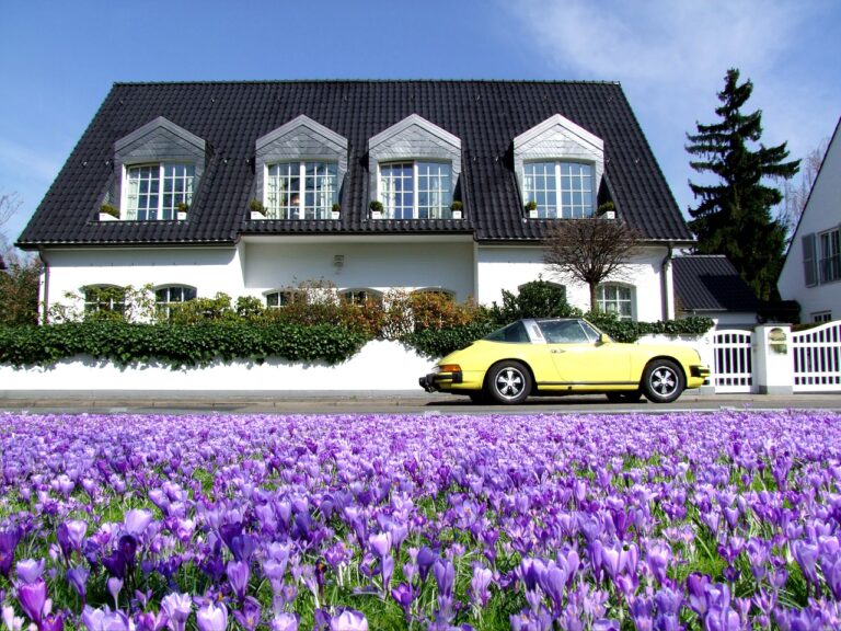 Villa mit Porsche