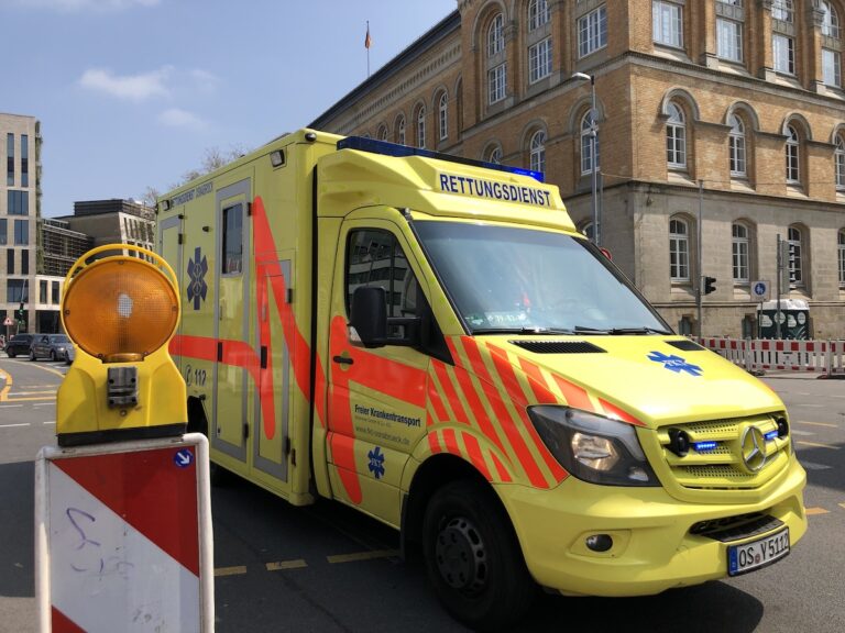 Symbolbild: Rettungswagen auf dem Neumarkt