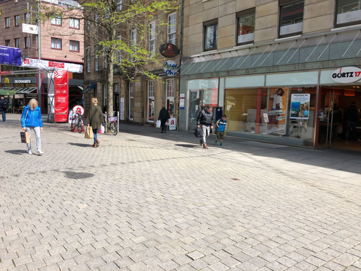 Große Straße ohne Sitzmöbel?
