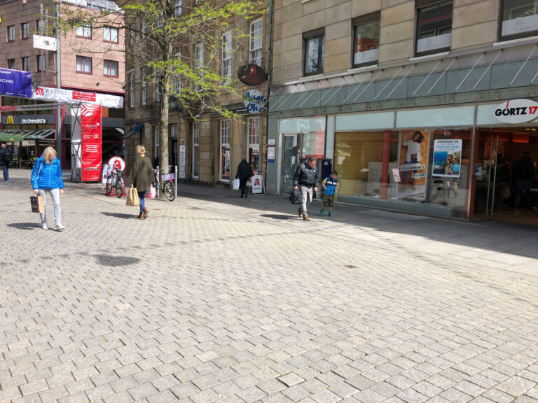 Große Straße ohne Sitzmöbel?
