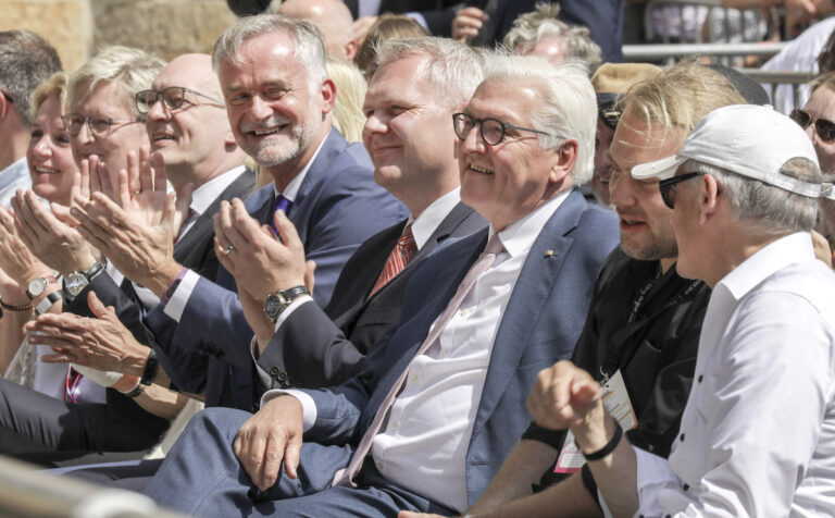 Bundespräsident Frank-Walter Steinmeier (Zweiter von rechts) beim Abschlusskonzert zum Deutschen Musikfest. Rechts neben ihm sitzt der Weltklasse-Tubist Andreas Martin Hofmeir, links ist Oberbürgermeister Wolfgang Griesert.
