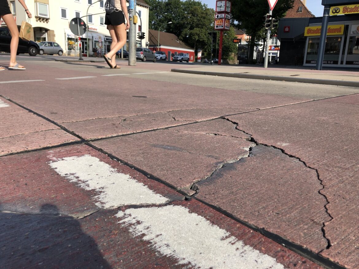 Der Rosenplatz löst sich langsam auf - nur sieben Jahre nach der Renovierung.