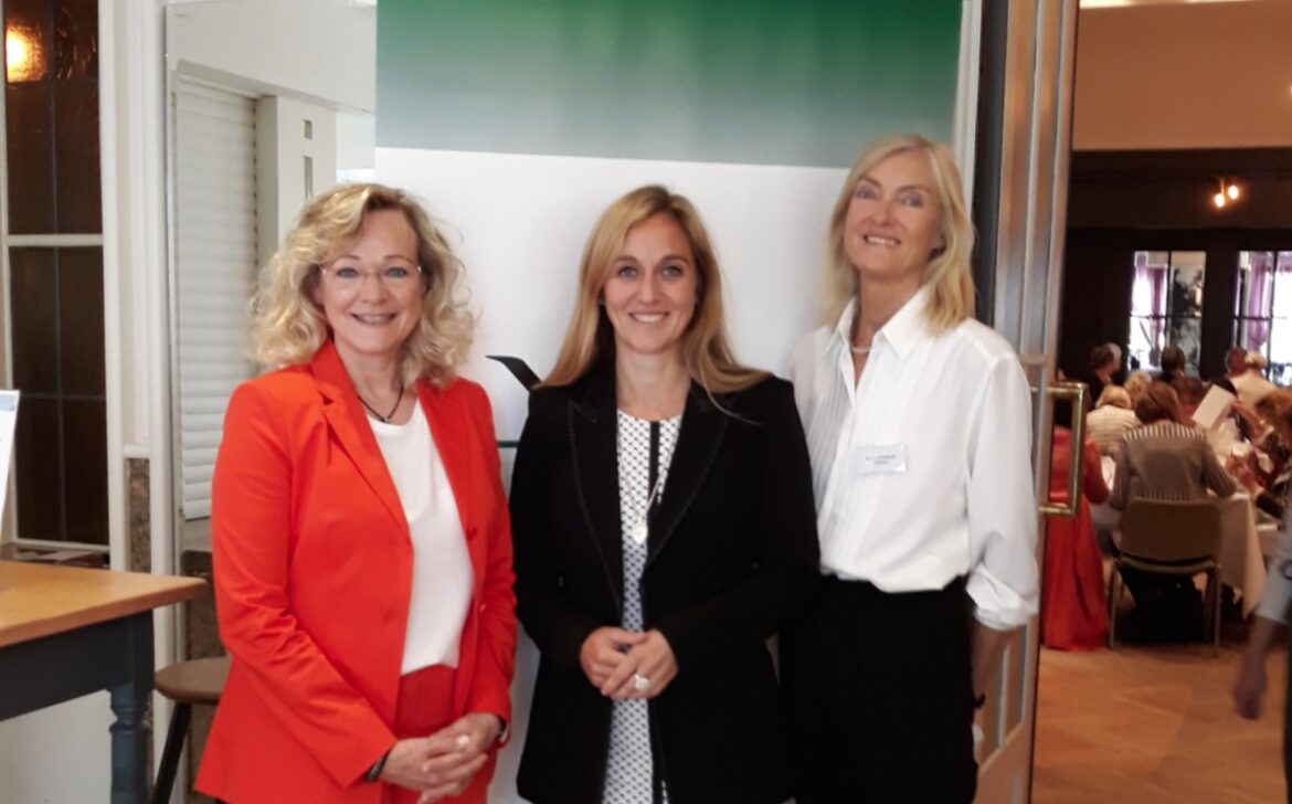 VVO- Beiratsmitglied Mechthild Möllenkamp (li.) und Maria- Elisabeth Griesert (re.) hatten die Osnabrücker Sommermahlzeit für Damen wieder organisiert und freuten sich gemeinsam mit Referentin Nancy Plaßmann (mi.) über die hohe Resonanz.