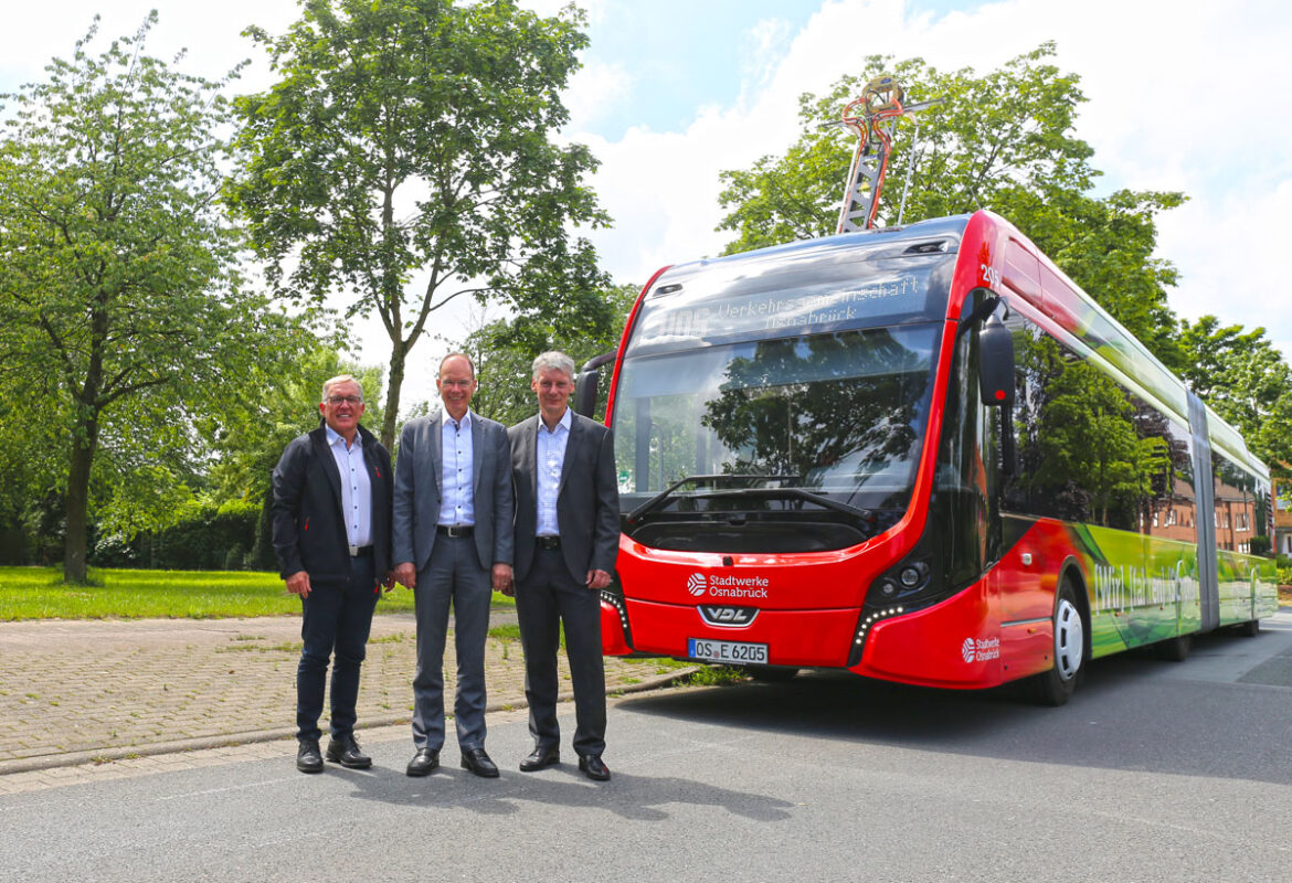 Sind gespannt auf die erste E-Bus-Endwende in der Region: Peter Gausmann (Bürgermeister der Gemeinde Hagen a.T.W.), Dr. Michael Lübbersmann (Landrat des Landkreises Osnabrück) und André Kränzke (Leiter Verkehrsbetrieb bei den Stadtwerken Osnabrück)
