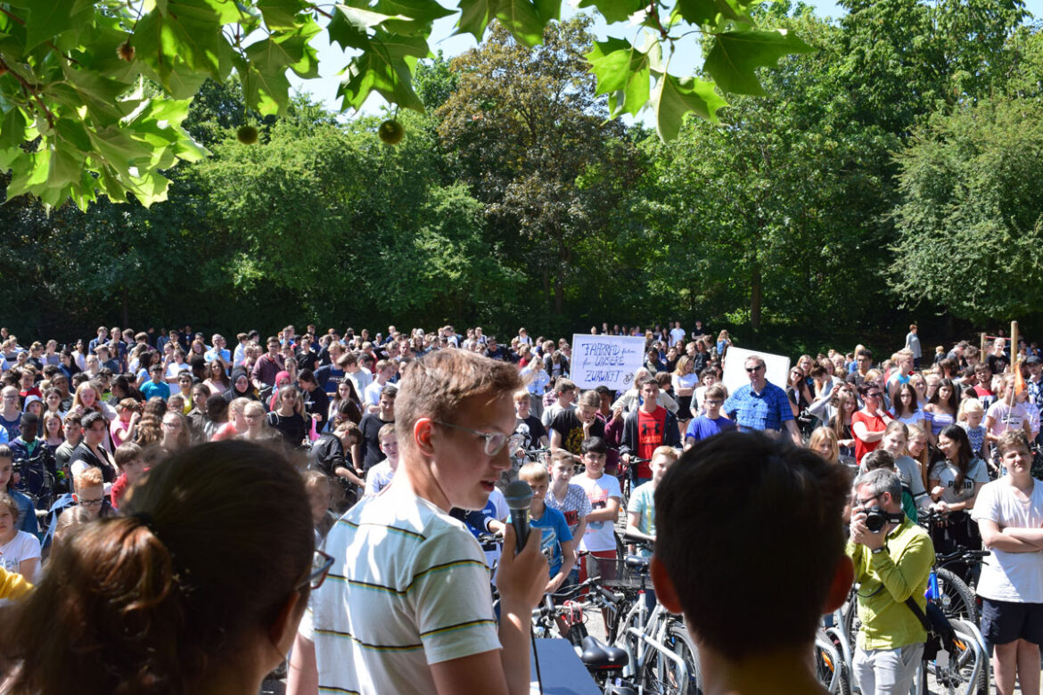 Schüler des Graf Stauffenberg Gymnasiums und an der Bertha von Suttner Realschule demonstrieren für ihren Fahrradkeller